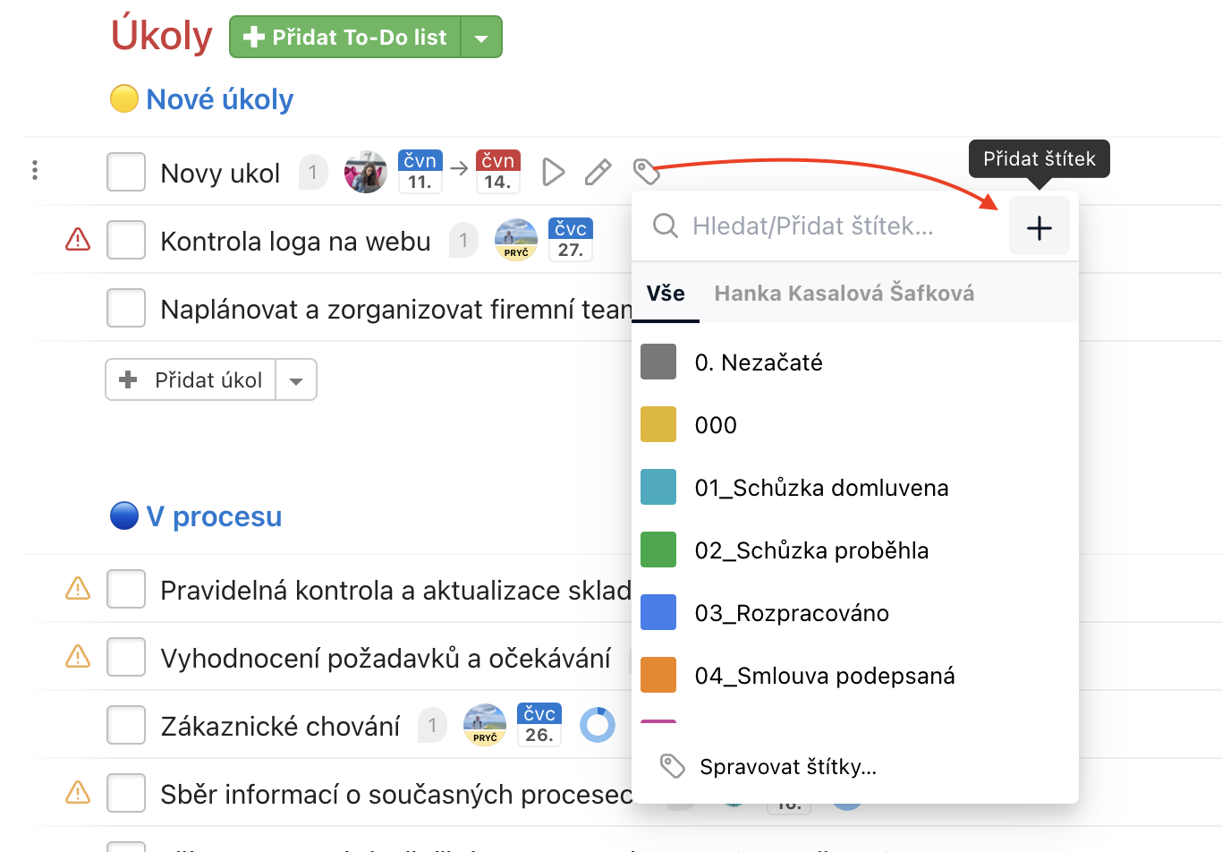 Jak přidat nový štítek k úkolu na stránce úkolů v projektu.